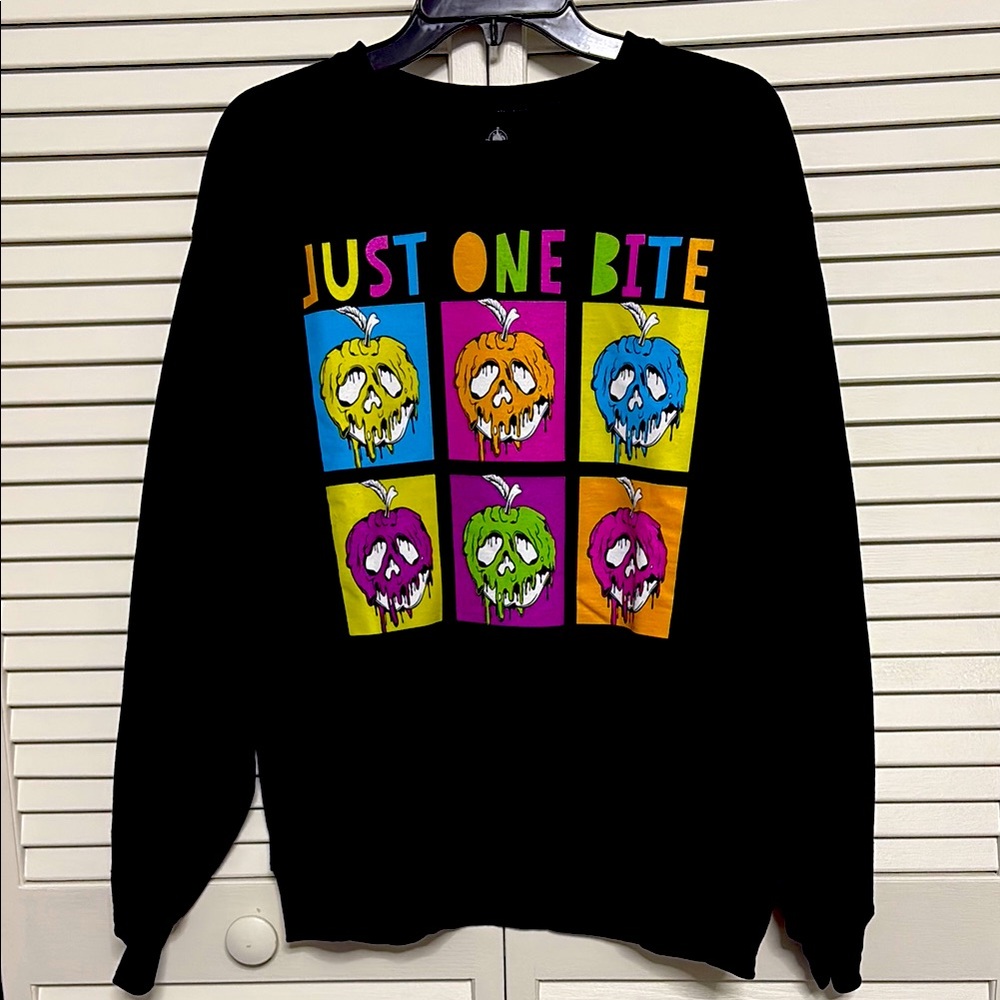 NWT Disney Snow White Poison Apple Crewneck Sweatshirt Medium